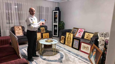 Resimle Duygularını Paylaşıyor