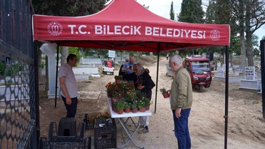 Kurban Bayramı'nın birinci gününde mezarlıklarda çiçek dağıtıldı