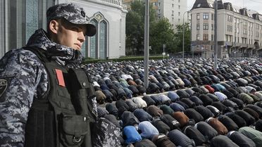 Rusya'da bayram namazında Müslümanlar camilere sığmadı