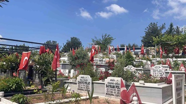 Deprem şehitliği bayramda ziyaretçi akınına uğradı