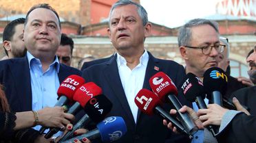 Özgür Özel bayram namazını memleketi Manisa'da kıldı