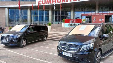 Özgür Özel döneminde CHP'ye tahsis edildiği iddia edilen iki araç 'Haram parayla alınmıştır' yazısıyla sergilendi