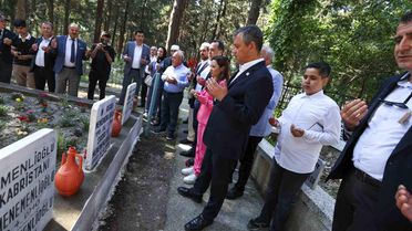 Özgür Özel, bayramda Manisa'da vatandaşlarla buluştu ve mezarlık ziyareti yaptı