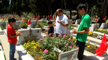 Kurban Bayramı'nda şehitlik ziyareti