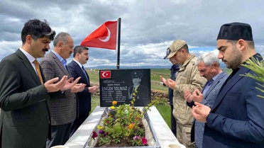 Arpaçay'da şehit kabirlerine bayram ziyareti
