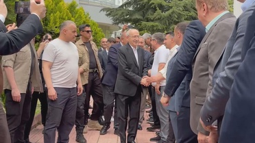 Kılıçdaroğlu evinin önünde partililerle bayramlaştı! Programa Gürsel Tekin de katıldı