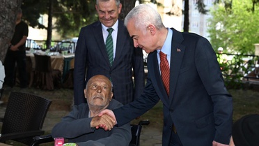 Vali Turan, Bayramda Huzurevi ve Çocuklarla Buluştu