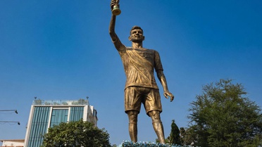 Messi'nin heykeli yıkılıyor