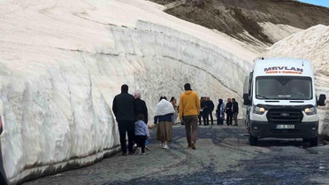 Nemrut Kalderası'nda 10 Metrelik Kar Tünelleri