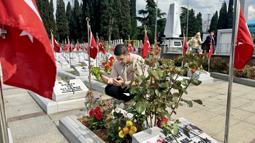 Vali Şahin'den Kurban Bayramı'nda Şehitlik Ziyareti