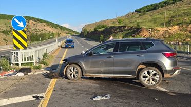 Bingöl'de Otomobil Kaldırıma Çarptı: 5 Yaralı