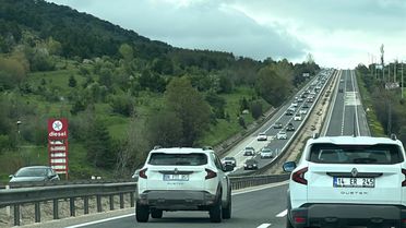 Tatilcilerin dönüş yolculuğu başladı, İstanbul yönünde trafik durma noktasına geldi