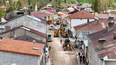 Büyükşehir'den Sarız'daki 1,3 kilometrelik ana arterde yol yapım ve sıcak asfalt çalışması