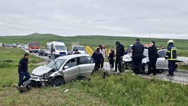 Çorum'da iki otomobil çarpıştı: 6 yaralı