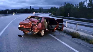 Çorum'da otomobil bariyerlere çarptı: 2 yaralı