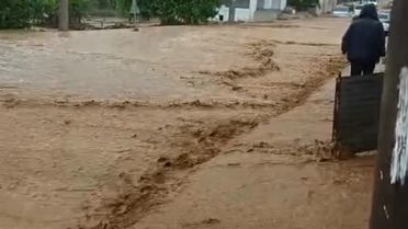 Heyelan TIR'ları Sürüklüyor