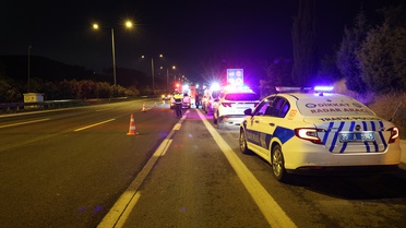 İzmir'de feci kaza: Su kanalına düşen araçta2 kişi can verdi