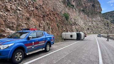 Kilis'te Minibüs Devrildi: 2 Yaralı