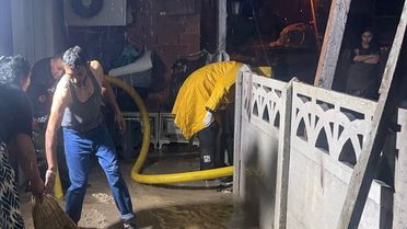 Pamukova'da Sağanak İki Evi Sular Altında Bıraktı