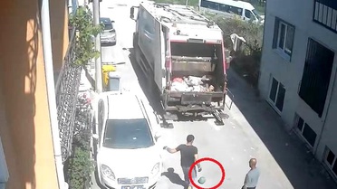 Temizlik işçilerinin topla eğlendiği anlar kamerada
