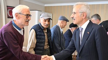Bakan Uraloğlu'ndan Huzurevine Bayram Ziyareti