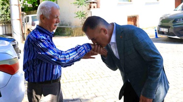 Vali Akbıyık'tan şehit ailesine bayram ziyareti