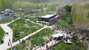 Muradiye Şelalesi Bayramda Dolu Taşdı