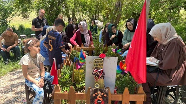Okul saldırısında ölen öğrencinin mezarına bayram ziyareti