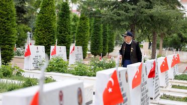 96 yaşındaki Kore gazisi babasının madalyasını göğsünde taşıyor