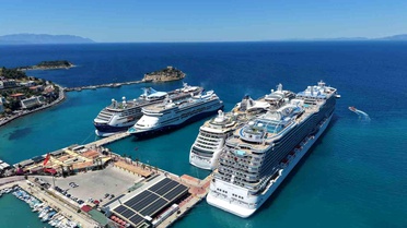 Kuşadası'na 9 Bin Turist Geldi