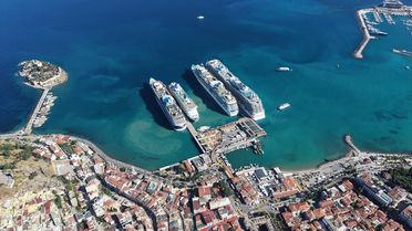 Kuşadası'na 9 Bin Turist Geldi