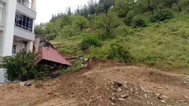 Osmaniye'de toprak kayması: Prefabrik ev devrildi