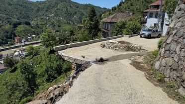 Güneysu'da Duvar Yıkıldı, Yol Kapandı