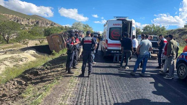 Ürgüp'te Kamyon Devrildi, Sürücü Yaralandı