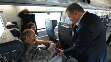 Destici, YHT'de Yolcuların Bayramını Kutladı