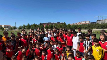 Cengiz Ünder, memleketi Balıkesir'de genç sporcularla buluştu