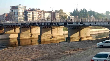 Köprüdeki dökülmüş yazı Mustafakemalpaşa'da bakımsızlığın sembolü oldu