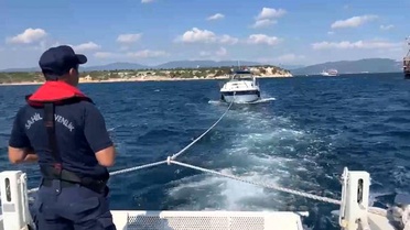 Didim'de motor arızası yaşayan tekne kurtarıldı.