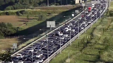 Tatilciler dönüş yolunda! Tekirdağ ve İzmit yolunda trafik kilit