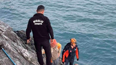 Balık tutmak isterken kayalıklardan düşen adamı ekipler ve balıkçı teknesi kurtardı