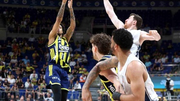 Fenerbahçe Beko, A. Efes'i Yenerek Seride Öne Geçti