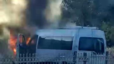Diyarbakır'da Seyir Halindeki Minibüs Yandı