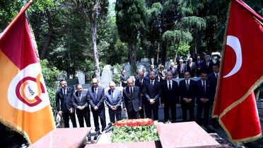 Dursun Özbek, Mazbatasını Aldı ve Mezarlık Ziyareti Yaptı