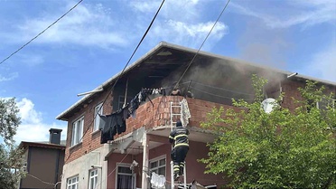 Kocaeli'de korkutan yangın: Balkonda mahsur kalan anne ve bebeği itfaiye kurtardı