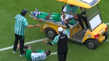 Sakatlanan oyuncuyu taşıyan ambulans, başka bir futbolcuya çarptı