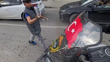 Eskişehirli Çocuktan Bayraklı Motosikletliye Su İkramı