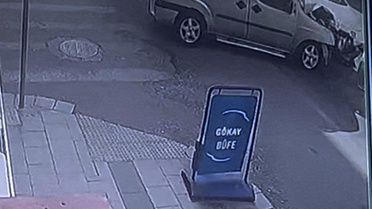 Ters yönden çıkan aracın kazaya karıştığı anlar kamerada