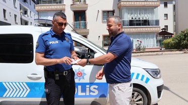 Duyarlı Adam Yolda Bulduğu Parayı Polise Teslim Etti