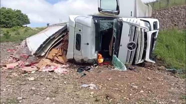 Amasya'da Tavuk Yüklü Tır Devrildi