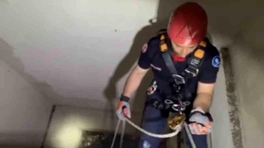 Apartman boşluğuna düşen yavru martı ekiplerce kurtarıldı
